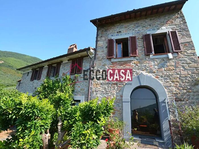 Casa con 6 locali in vendita in Calci