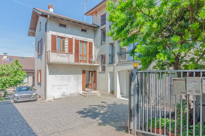 Casa con 8 locali in vendita in Francesco Baracca, Cantu