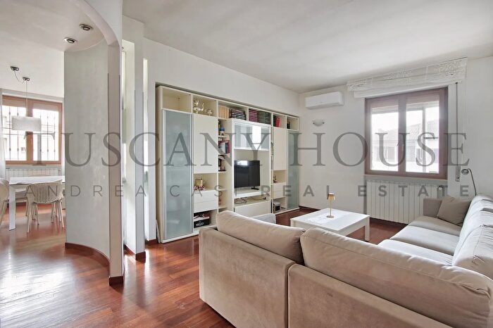 Casa con 8 locali in vendita in Arezzo