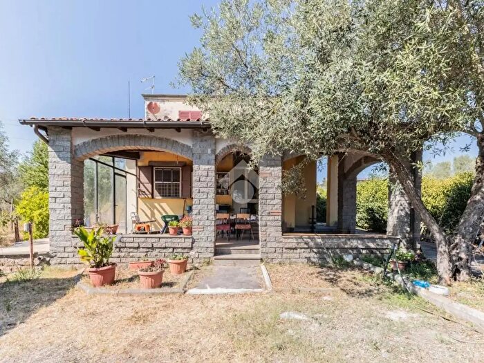 Casa con 7 locali in vendita in Strada Statale bis Via Aurelia, Vetralla