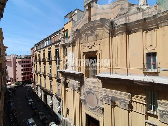 Appartamento con 10 locali in vendita in Via Chiatamone, Napoli