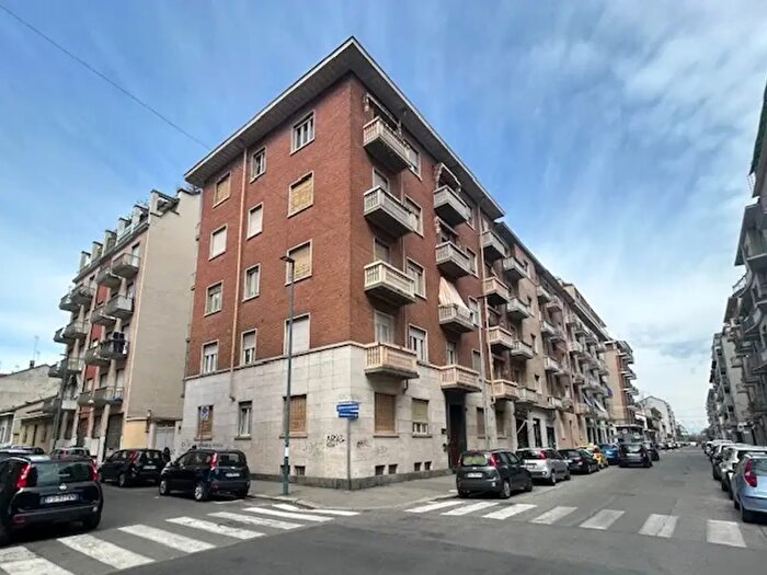 Appartamento trilocale in vendita in Via Capelli, Torino