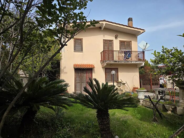 Casa quadrilocale in affitto in Via Maresca, Roma