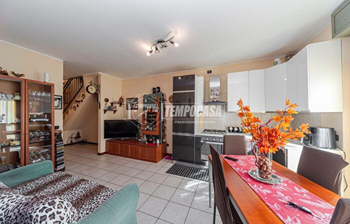 Appartamento trilocale in vendita in Via Luigi Cadorna, Cremella