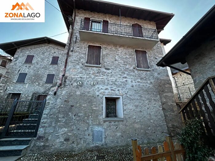 Appartamento trilocale in vendita in Via Dosso, Pisogne