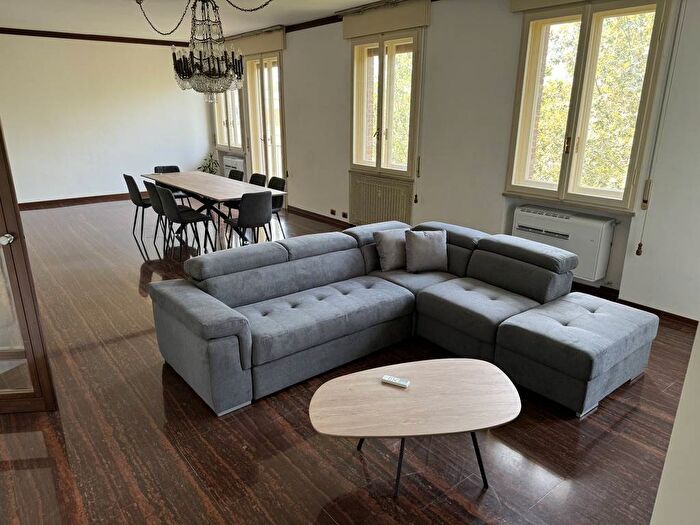 Appartamento con 6 locali in affitto in Via Giuseppe Verdi, Centro Storico, Parma