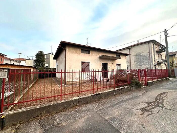 Casa quadrilocale in vendita in Via Repubblica, Curno