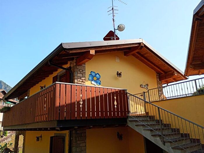 Appartamento trilocale in vendita in Via Don Michele Paganelli, Centro, Cornalba