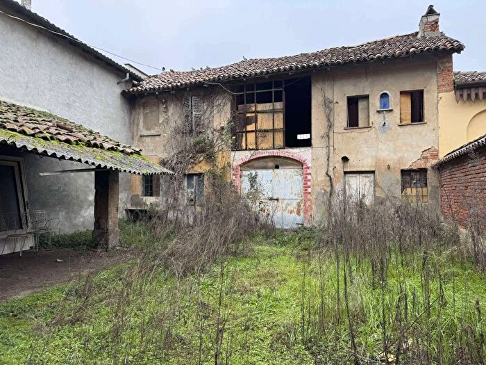 Casa con 10 locali in vendita in Via Roma Pieve del Cairo, Pieve Del Cairo