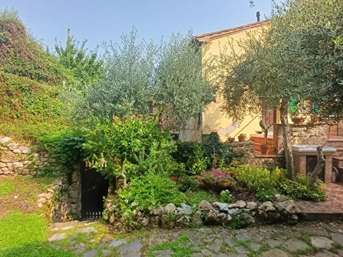 Casa quadrilocale in vendita in Via Roma, Cetona