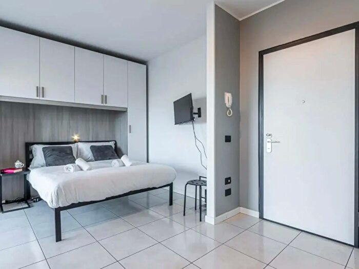 Appartamento monolocale in affitto in Via Enrico Cosenz, Milano