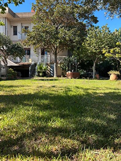 Casa con 10 locali in vendita in Via San Sofia, Catania