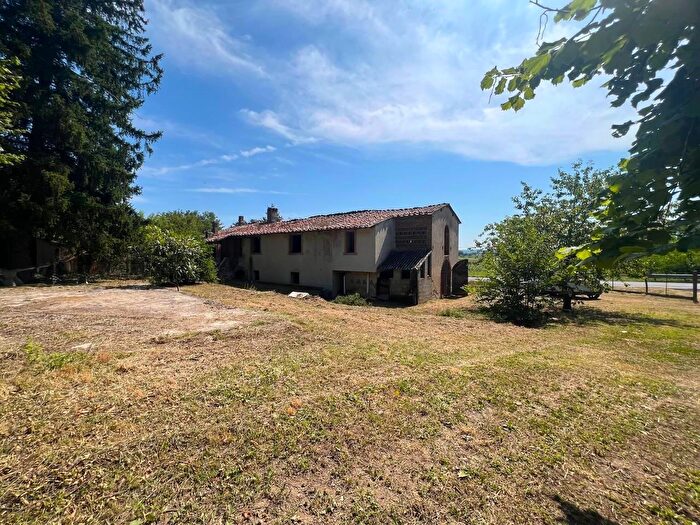 Casa con 12 locali in vendita in Buti