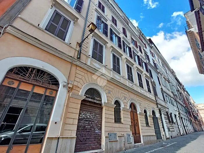 Appartamento trilocale in vendita in Via dei Capocci, Roma