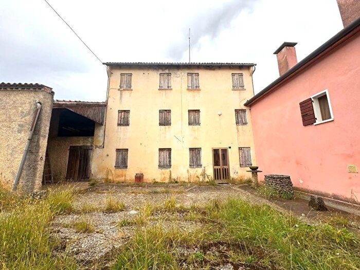 Casa con 6 locali in vendita in Via Costa, Giavera Del Montello