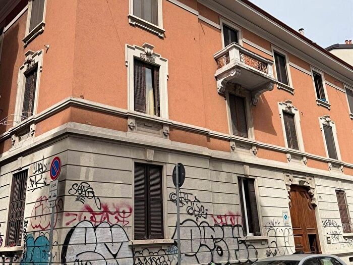 Appartamento trilocale in affitto in Via Angelo Della Pergola, Isola, Milano