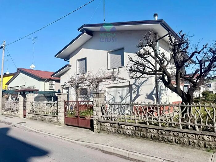 Casa quadrilocale in vendita in Staranzano