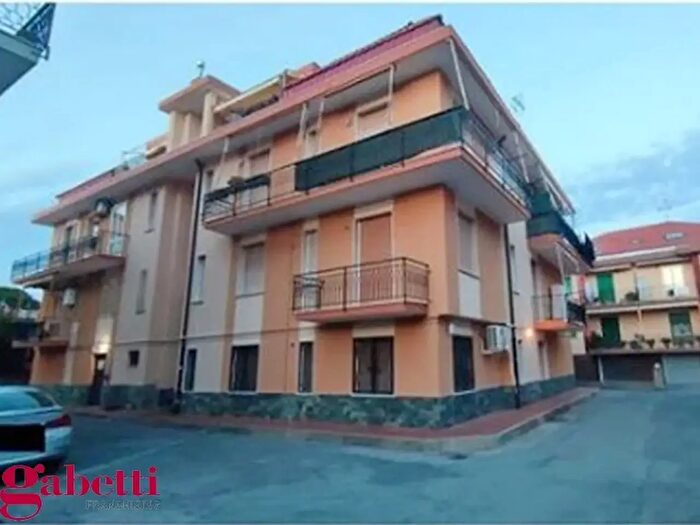 Appartamento trilocale in vendita in Via Isonzo, Loano