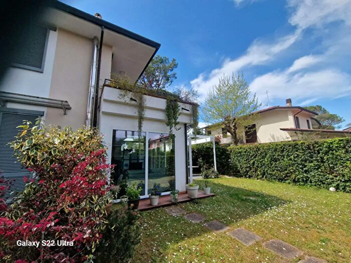 Casa con 6 locali in affitto in Via Raffaele De Grada, Forte Dei Marmi