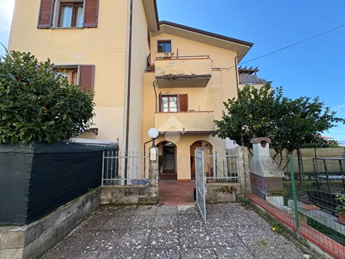 Appartamento quadrilocale in vendita in Via San Remigio di Sotto, Massa