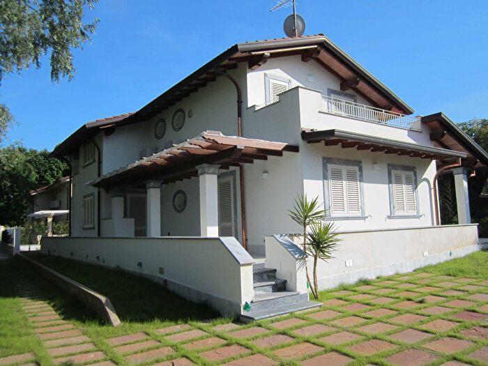 Casa con 7 locali in vendita in Pietrasanta