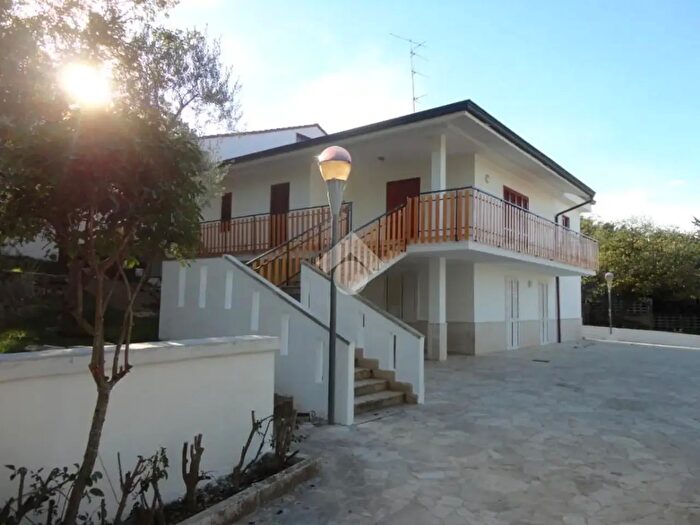 Casa con 11 locali in vendita in Via Via delle More, Cassano Delle Murge