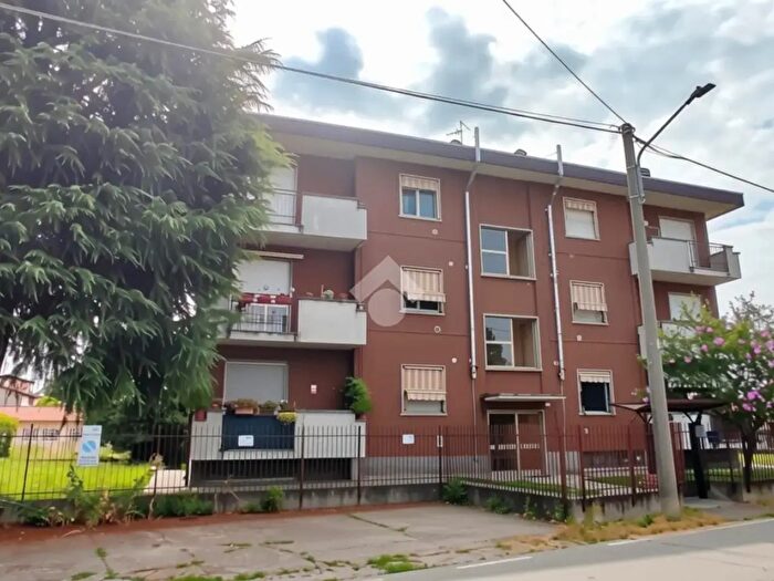 Appartamento trilocale in vendita in Via Monte Grappa, Lonate Pozzolo