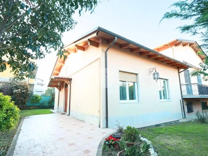 Casa con 6 locali in vendita in Via Campo di Giove, Pescara