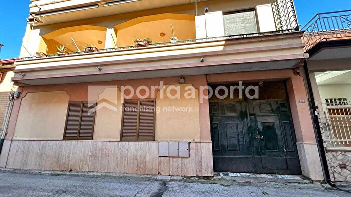 Appartamento con 7 locali in vendita in Via Vittorio Veneto, Curti