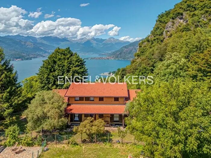 Casa con 6 locali in vendita in Perledo
