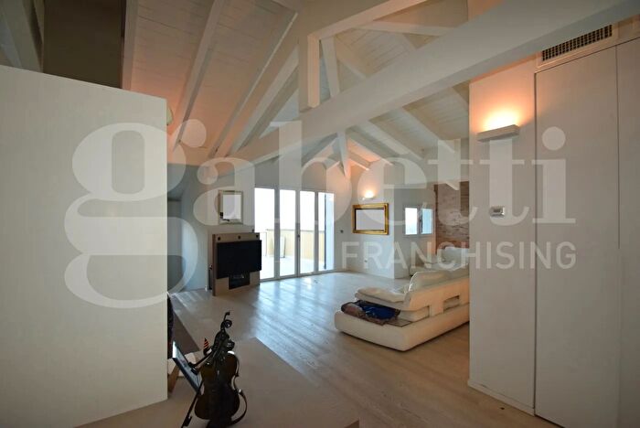 Casa con 5 locali in vendita in Via di Sabbiuno, Bologna