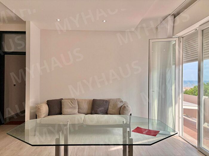 Appartamento trilocale in vendita in Lungomare Grazia Deledda, Cervia