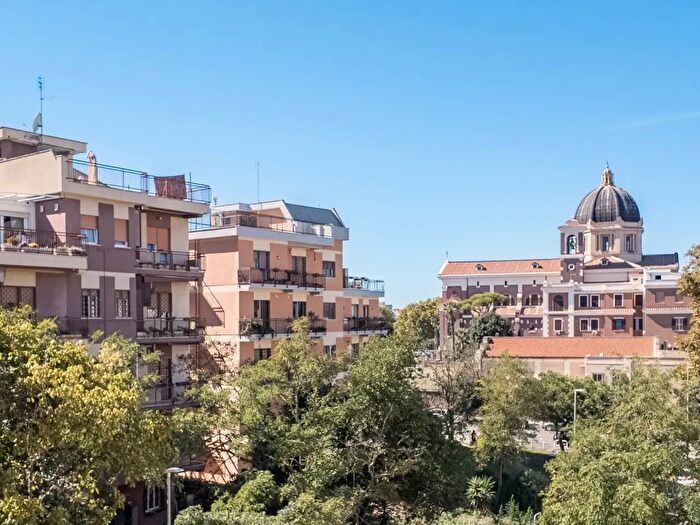 Appartamento trilocale in vendita in Viale del Lido, Roma