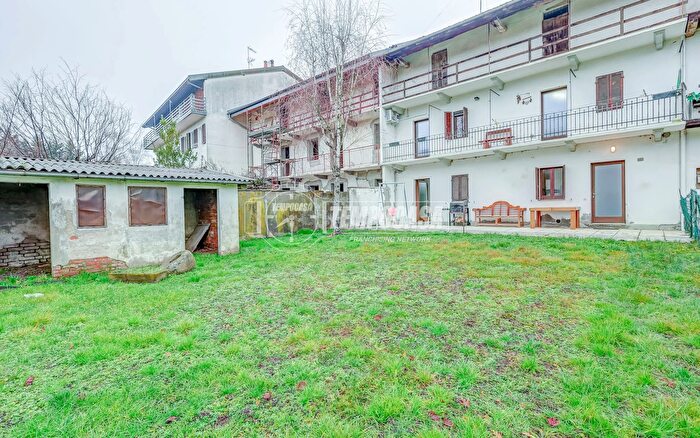 Casa quadrilocale in vendita in Via Suno, Agrate Conturbia