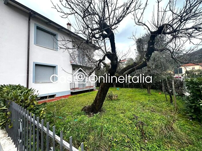 Appartamento con 8 locali in vendita in Via Filippo Lippi, Montemurlo