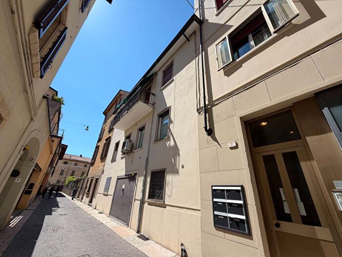 Appartamento trilocale in affitto in Vicolo Colombine, Veronetta, Verona