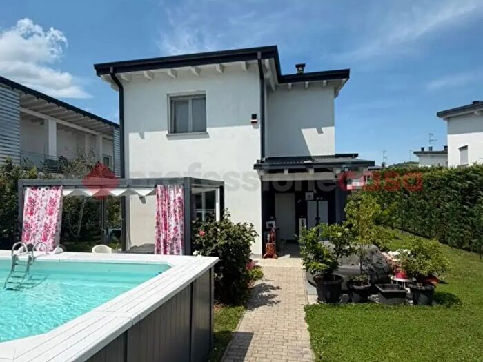 Casa con 5 locali in vendita in Via Isonzo, Arona