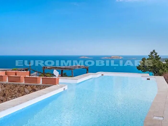 Casa con 6 locali in vendita in Piccolo Pevero, Arzachena