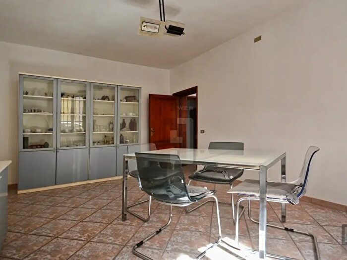Casa con 6 locali in vendita in Via Etrusca, Prato