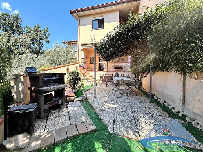Casa con 8 locali in vendita in Terni