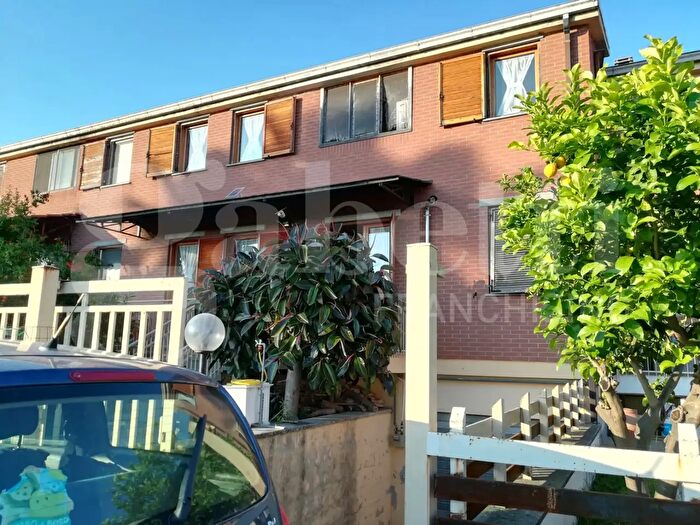 Casa con 5 locali in vendita in Via Medaglie d'Oro, Sparanise