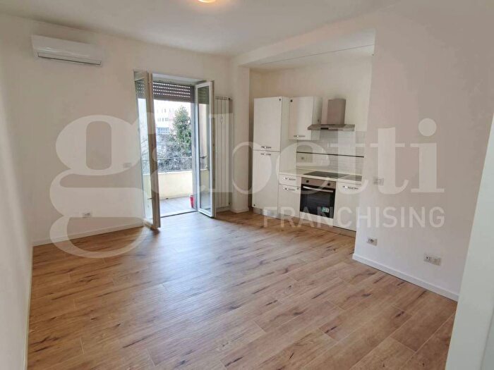 Appartamento bilocale in affitto in Via Silvio Zambaldi, Lambrate, Milano