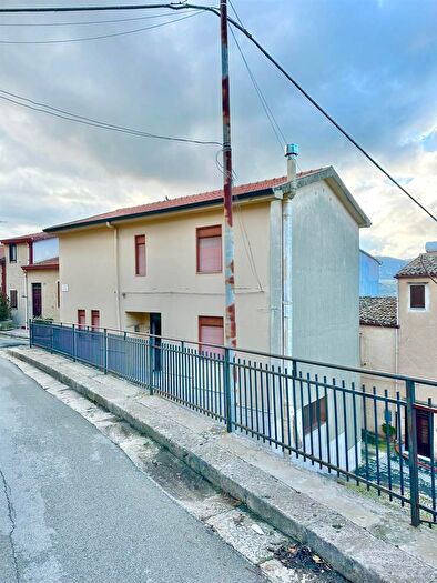 Casa con 6 locali in vendita in Bisacquino
