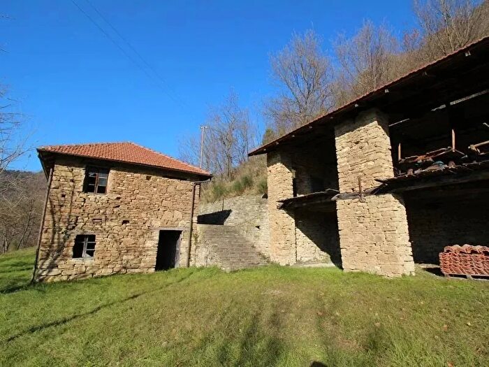 Casa con 10 locali in vendita in Pezzolo Valle Uzzone