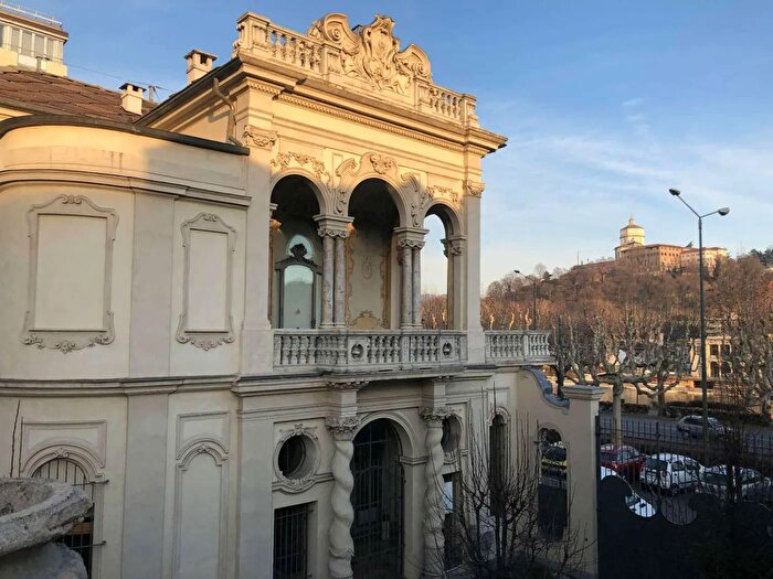 Appartamento con 9 locali in vendita in Corso Cairoli Torino, Torino