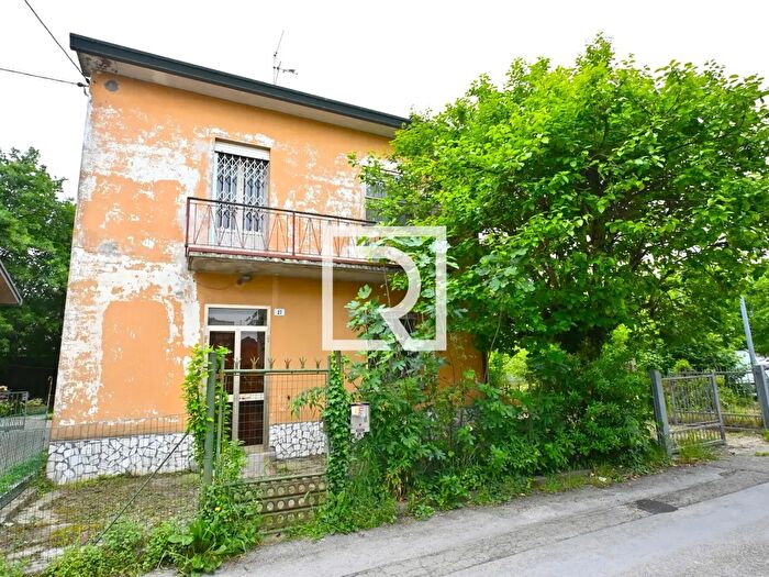 Casa quadrilocale in vendita in Via aZoli, Bagnacavallo