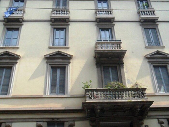 Appartamento trilocale in affitto in Via Carroccio, Corso Genova, Milano