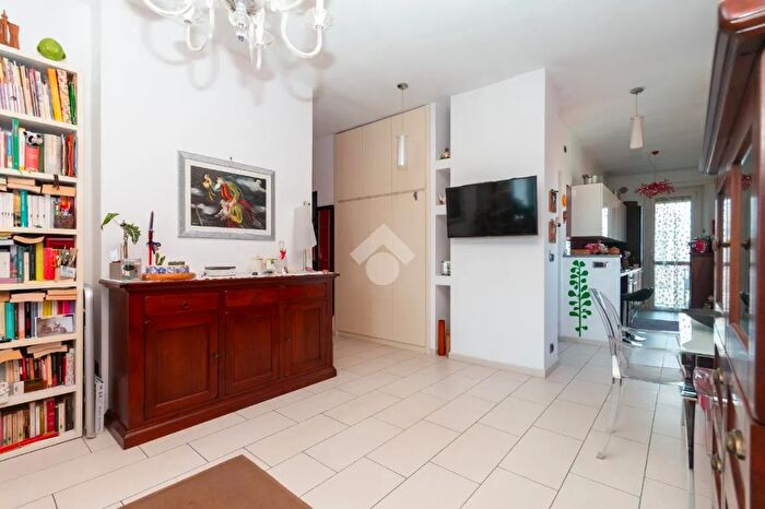 Appartamento trilocale in vendita in Via Lurisia, Torino