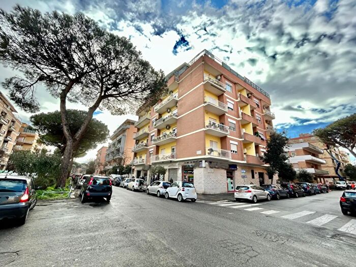 Appartamento trilocale in affitto in Via Federico Paolini, Roma