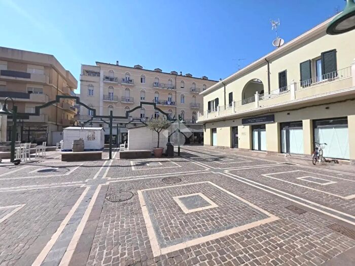 Appartamento quadrilocale in vendita in Piazza Pascoli, Rimini